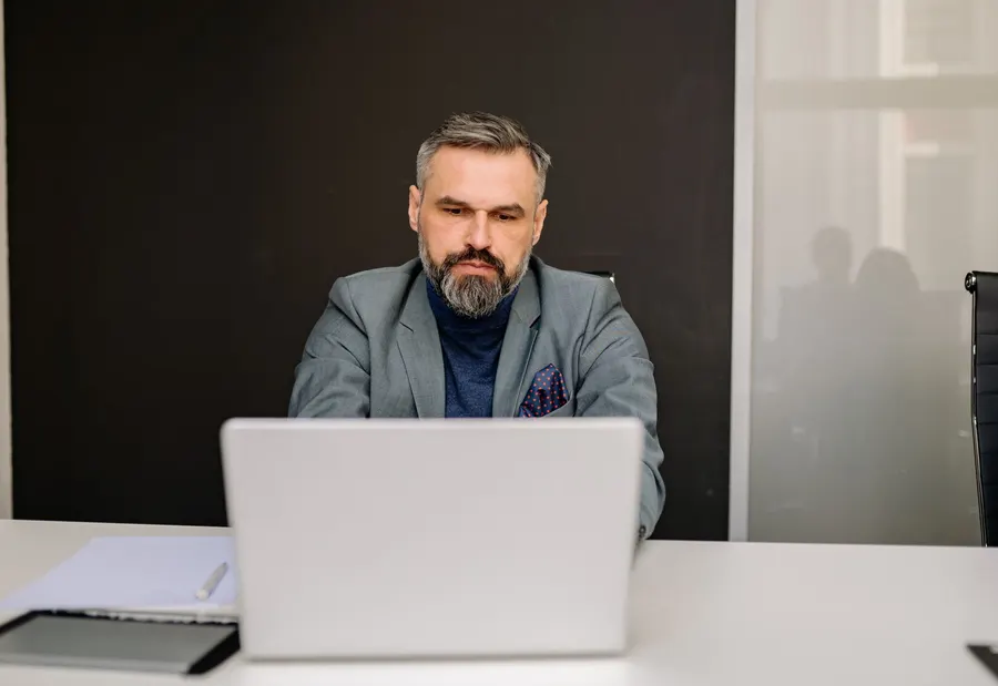شخص بالغ يستخدم جهاز كمبيوتر في مكان مريح